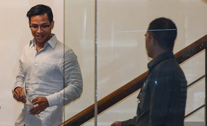 Komisaris PT Sky Dweller Indonesia Mandiri Reza Herwindo (kiri) meninggalkan gedung KPK usai diperiksa di Jakarta, Selasa 28 Agustus kemarin. Anak Setya Novanto ini diperiksa  KPK sebagai saksi dalam kasus dugaan suap proyek PLTU Riau-1 dengan tersangka pemegang saham Black Gold Natural Resources Johannes Kotjo. (foto: Hafidz Mubarak/antara)