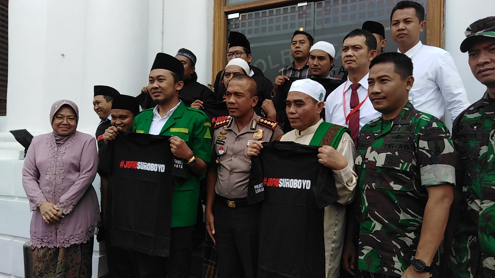 Ansor, FPI, Kapolres dan Wali Kota, usai melakukan mediasi pasca bentrok #2019GantiPresiden, di Mapolrestabes Surabaya, Rabu, 29 Agustus 2018. (foto: farid/ngopibareng.id) 