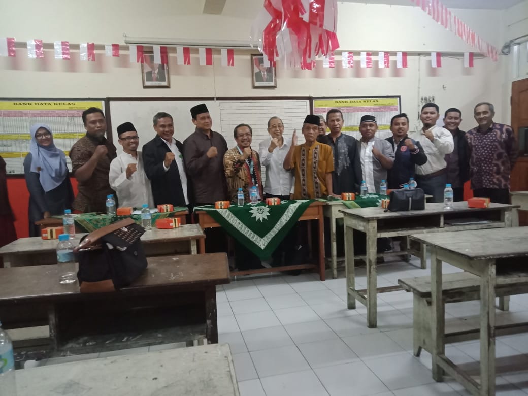 KUNJUNGAN: Bendahara Umum Pimpinan Pusat Muhammadiyah, Suyatno berkunjung ke Kantor Pimpinan Wilayah Muhammadiyah (PWM) Bali. (foto: md for ngopibareng.id)