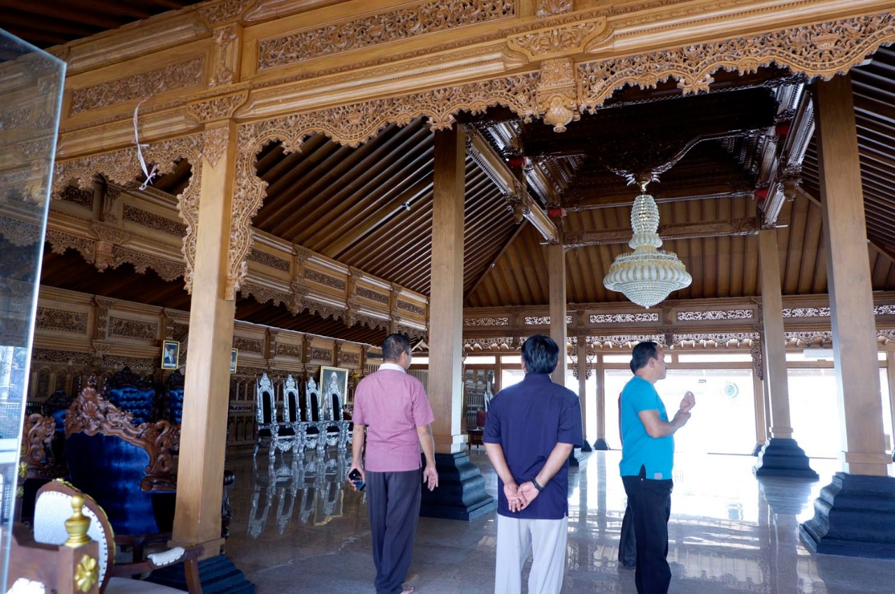 Bangunan dengan empat tiang penyangga (sokoguru) dilengkapi kayu jati berukir, berdinding kaca itu mirip pendopo bupati tak luput dari sidak polisi, Rabu, 29 Agustus 2018. (Foto: Ikhsan Mahmudi/ngopibareng.id)