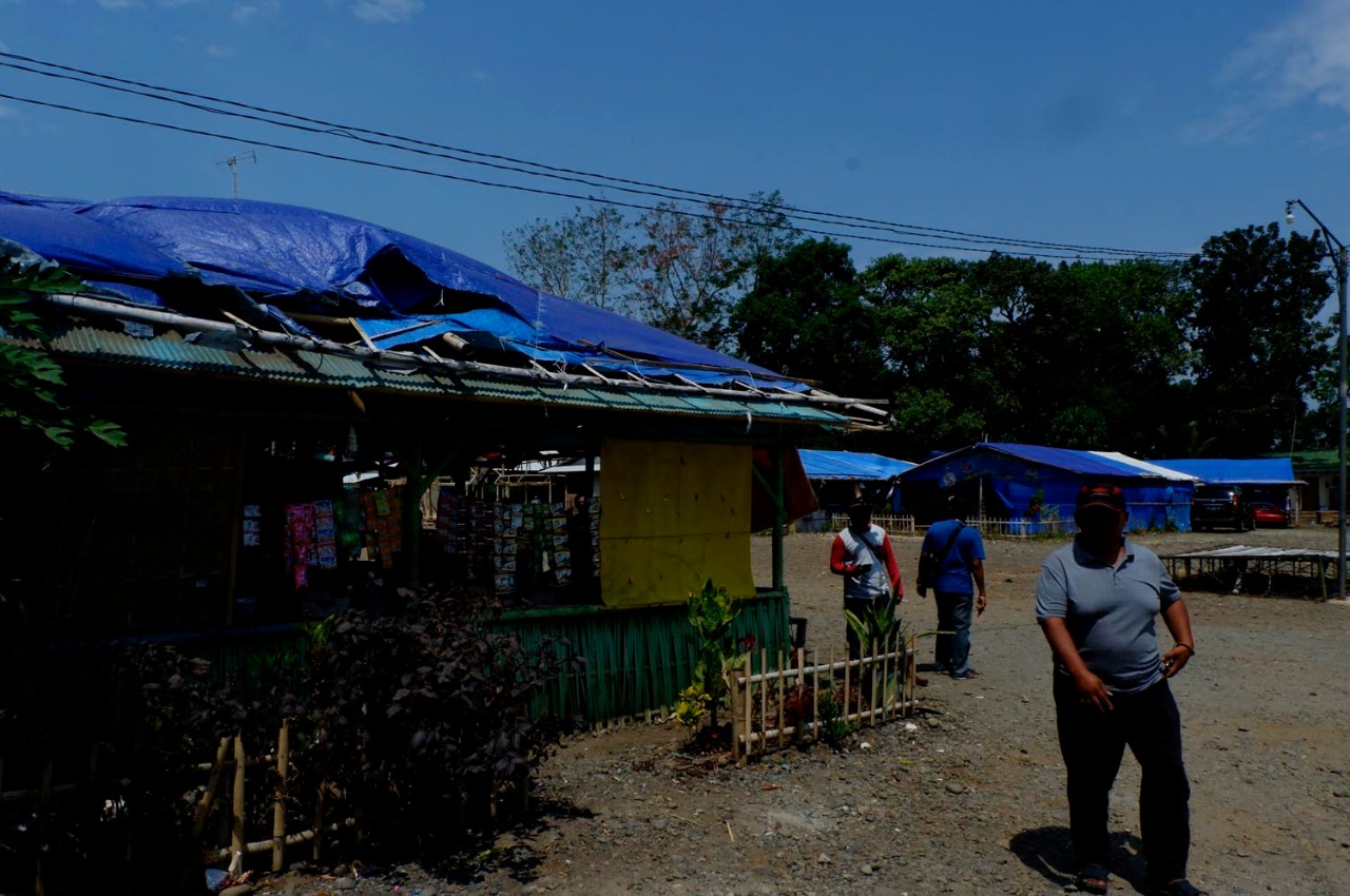 Sebagian santri dan pengikut Dimas Kanjeng masih bertahan di tenda-tenda sekeliling padepokan. (Foto: Ikhsan Mahmudi/ngopibareng.id)