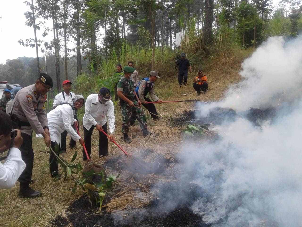 Kasdim 0815 Bersama Forkopimda Dan OPD Lakukan Simulasi Penanganan Karhutla