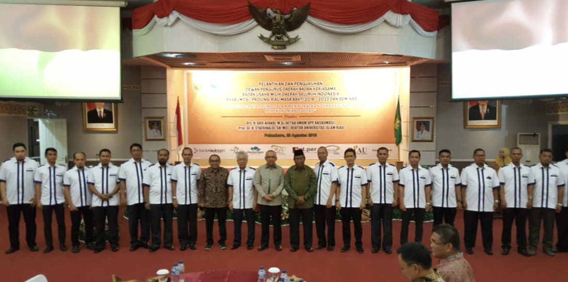 Gubernur Riau Arsyadjuliandi Rahman, Ketum DPP BLSBUMDSI Arif Afandi bersama Pengurus DPD BKSBUMDSI Riau. (Foto istimewa)