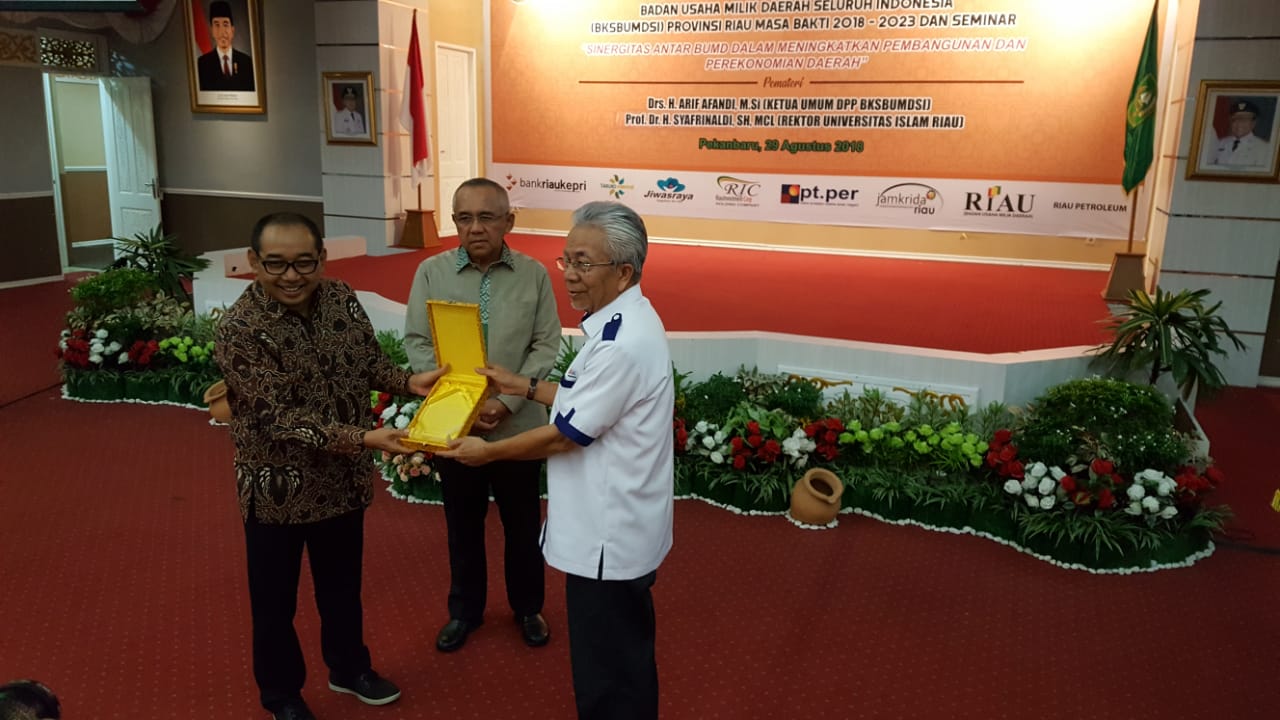 Gubernur Riau saksikan pwnyerahan cindera mata dari Ketua DPD Riau ke Ketua DPP BKSBUMDSI. Gubernur Riau saksikan pwnyerahan cindera mata dari Ketua DPD Riau ke Ketua DPP BKSBUMDSI.