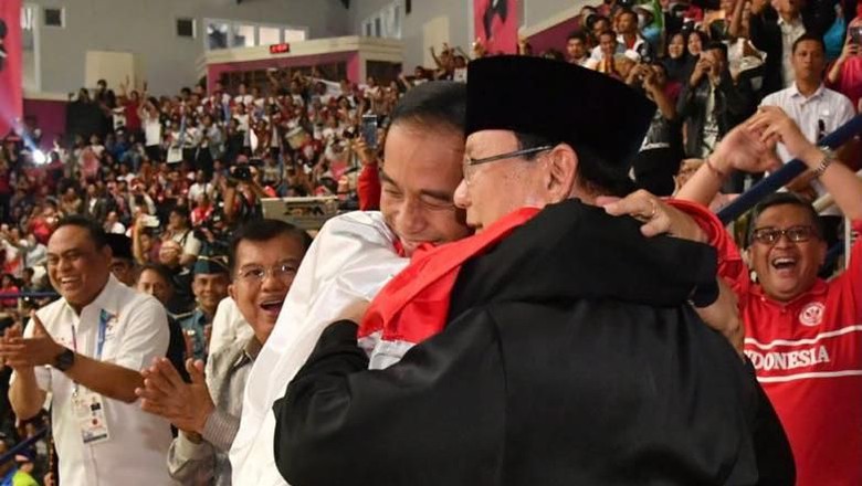 Momen pesilat Hanifan Yudani Kusumah memeluk Jokowi dan Prabowo usai mengalahkan lawannya, pesilat Vietnam Nguyen Thai Linh di Padepokan Silat Taman Mini Indonesia Indah (TMII), Jakarta Timur, Rabu 29 Agustus 2018. Foto: IG/jokowi.