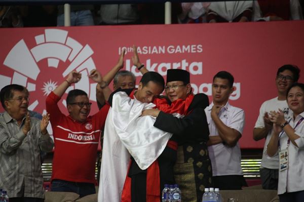 Berpelukan. Hanifan Yudani Kusumah menyatukan Jokowi dan Prabowo dengan pencak silat.