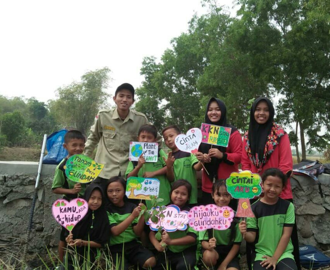 Foto tanam pohon bersama mahasiswa KKN STAI AR-ROSYID dan Anak SDN 2 glindah