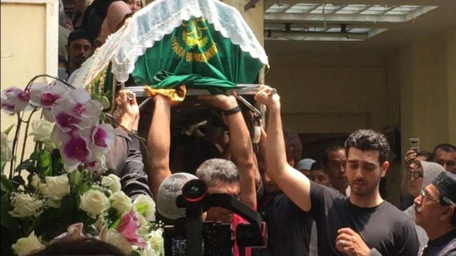Tampak mata sembab Fachri Albar dan sang ayah, Ahmad Albar saat ikut menggotong keranda Faldy Albar.