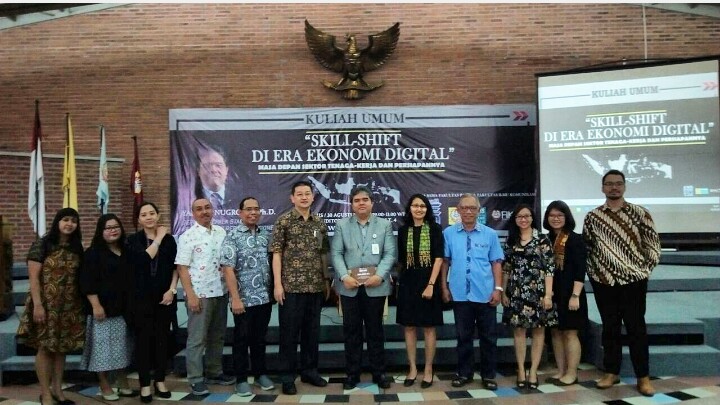 Dr. Yanuar Nugroho berfoto bersama para dosen UKWMS. Foto: Amanah/ngopibareng.id