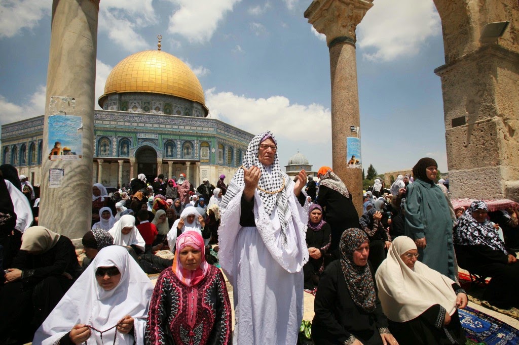 Umat Islam melaksanakan shalat di Masjid Al-Aqsha, Yerusalem. (foto: dok ngopibareng.id)