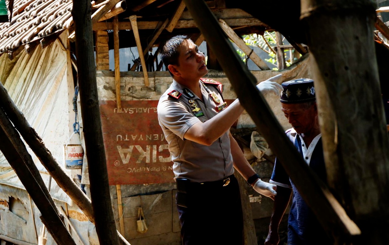 Kapolresta Probolinggo, AKBP Alfian Nurrizal saat meninjau lokasi kejadian pencurian hewan di rumah penduduk, Kamis, 30 Agusus 2018. (Foto: Ikhsan Mahmud)/ngopibareng.id)