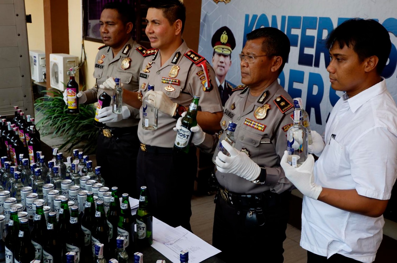 Kapolresta Probolinggo, AKBP Alfian Nurrizal gelar perkara kasus miras di Mapolresta Probolinggo, Kamis, 30 Agustus 2018. (Foto: Ikhsan Mahmud/ngopibareng.id)