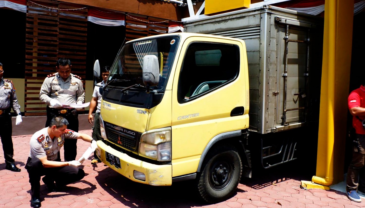 Salah satu mobil box yang juga disita polisi sebagai barang bukti.