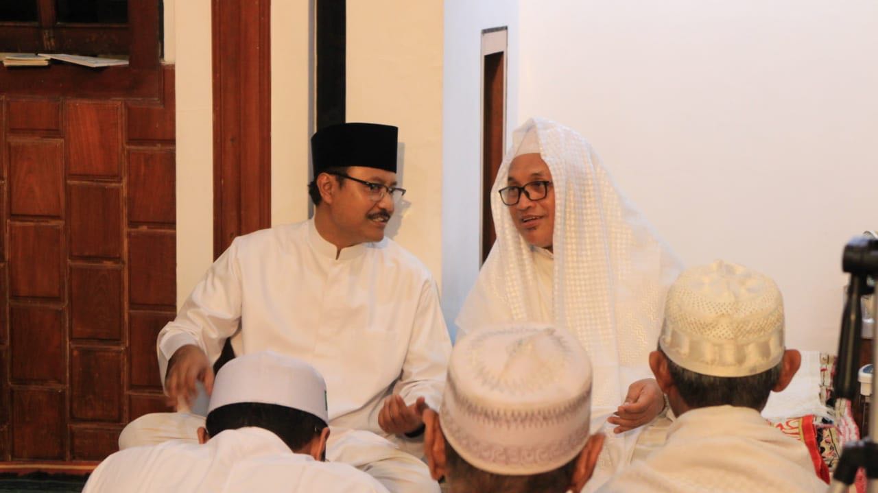 Gus Ipul bersama sejumlah Kiai Sepuh. Foto : dok/ngopibareng.id