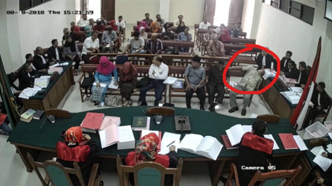 Guru besar UIN Padang Profesor Sirajuddin Zar terkena serangan jantung di persidangan kasus korupsi pengadaan tanah Kampus III IAIN Padang, Kamis 30 Agustus 2018. Foto: capture CCTV Pengadilan Tipikor Padang, Sumatera Barat.