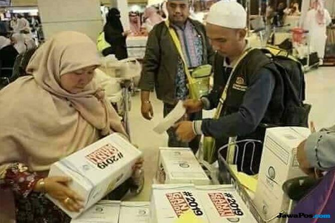 Jamaah haji menerima air zamzam dengan kemasan #2019GantiPresiden. (Foto: istimewa)