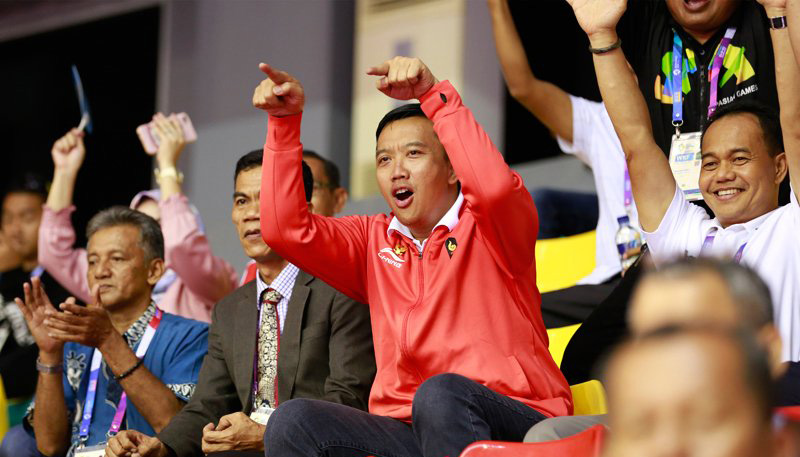 Menpora Imam Nahrawi memberikan semangat saat tim sepak takraw Indonesia bertanding melawan Laos pada pertandingan semifinal ganda putra sepak takraw Asian Games 2018 di GOR Ranau, Jakabaring Sport City (JSC), Palembang, Sumatera Selatan, Jumat 24 Agustus 2018. (Antara: Foto/INASGOC/Ferdy Siregar)