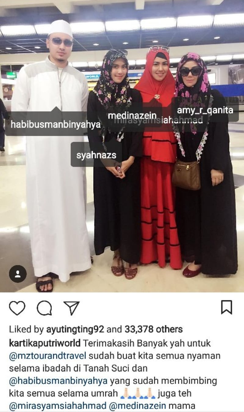 Kartika Putri umrah bersama Habib Usman bin Yahya serta Syahnaz Saddiqa dan Amy Qanita, adik dan ibunda Raffi Ahmad pada 2012.