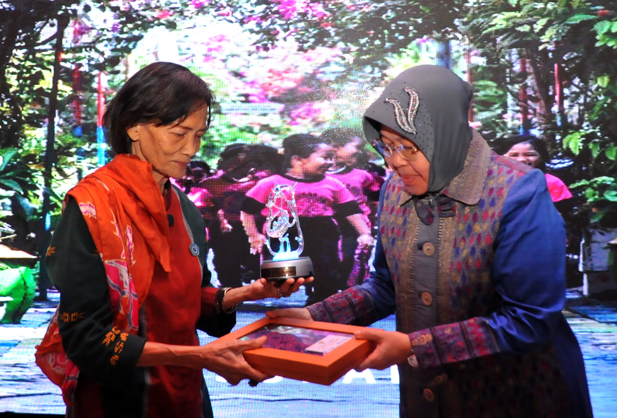 Risma saat bertukar cinderamata dengan perwakilan Tim Juri PAAR, di rumah dinasnya, Jumat, 31 Agustus 2018. (Foto: Istimewa)