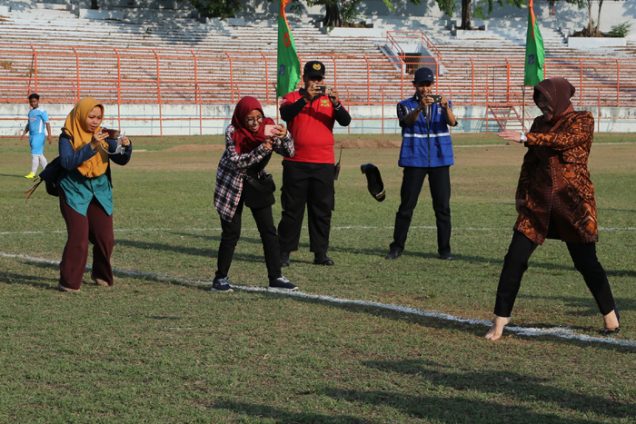 Wali Kota Risma saat melakukan tendangan kick off kejuaraan sepak bola U-14 Piala Wali Kota Surabaya, di Stadion Gelora 10 Nopember, Tambaksari, Surabaya, Jumat, 31 Agustus 2018. (Foto: Istimewa) 