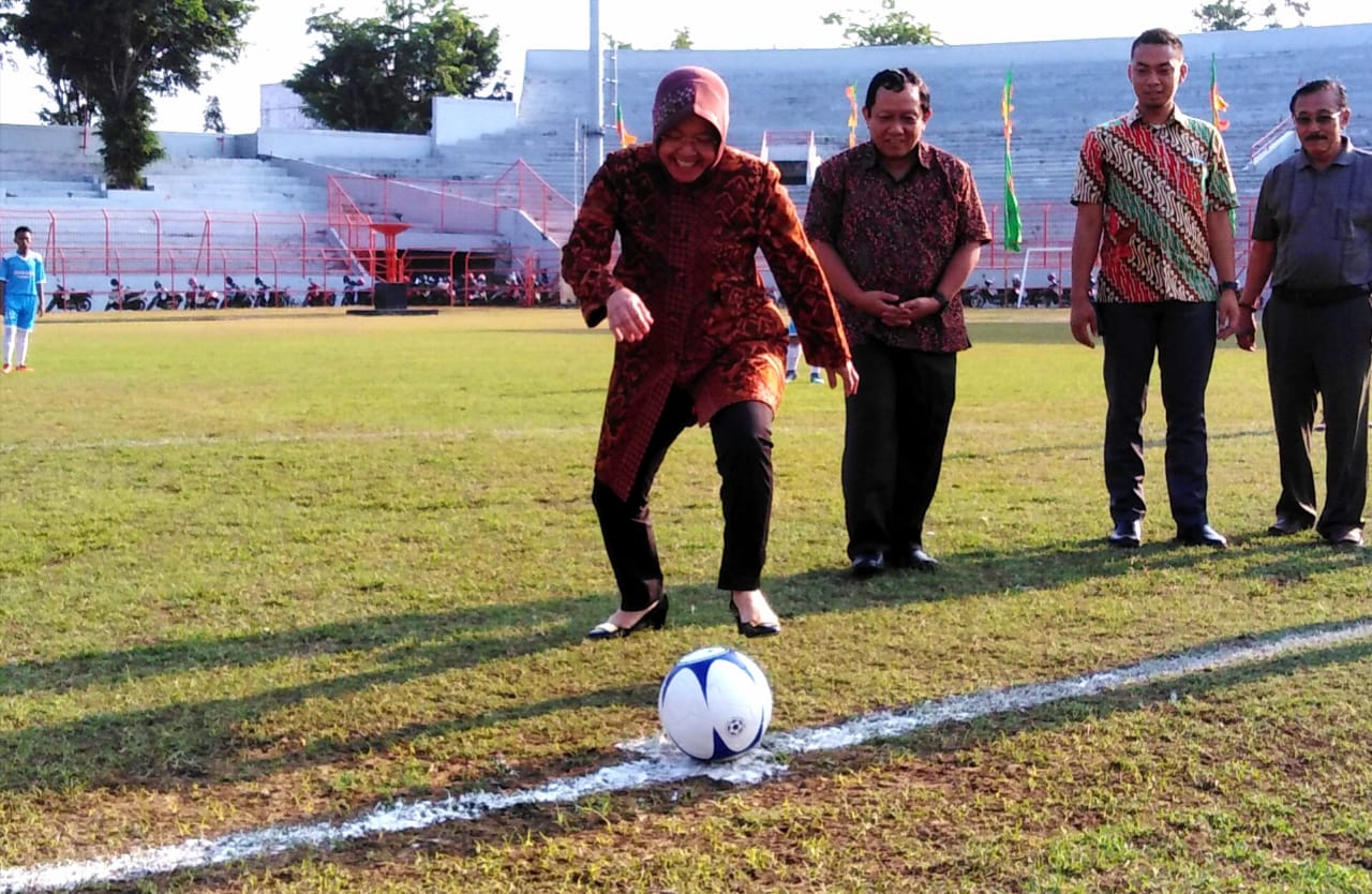 Wali Kota Risma saat melakukan tendangan kick off kejuaraan sepak bola U-14 Piala Wali Kota Surabaya, di Stadion Gelora 10 Nopember, Tambaksari, Surabaya, Jumat, 31 Agustus 2018. (Foto: farid/ngopibareng.id) 