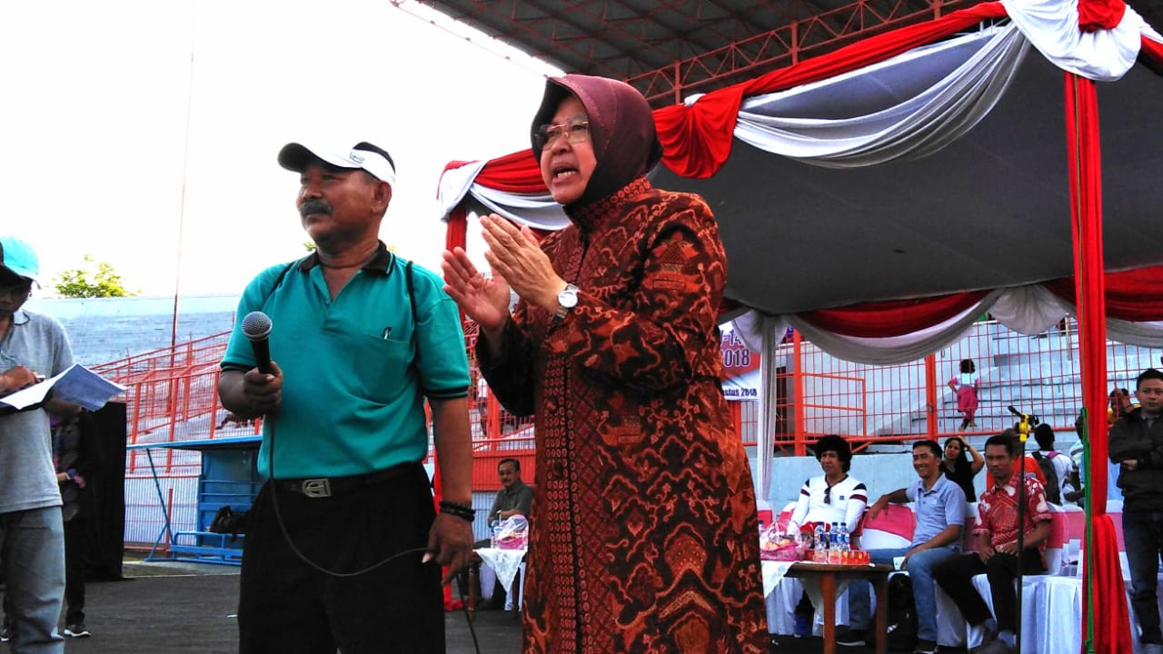 Risma saat berteriak-teriak memberi arahan kepada tim SSB yang sedang berlaga di Stadion Gelora 10 Nopember, Tambaksari, Surabaya, Jumat, 31 Agustus 2018. (Foto: farid/ngopibareng.id) 