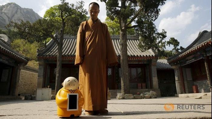 Robot biksu di Biara Longquan.