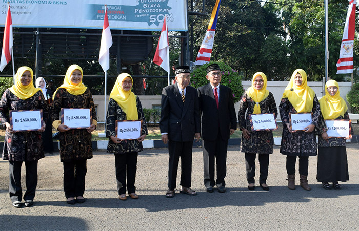 Enam pegawai UNUSA menerima penghargaan dari YARSIS. (Foto: Humas UNUSA)