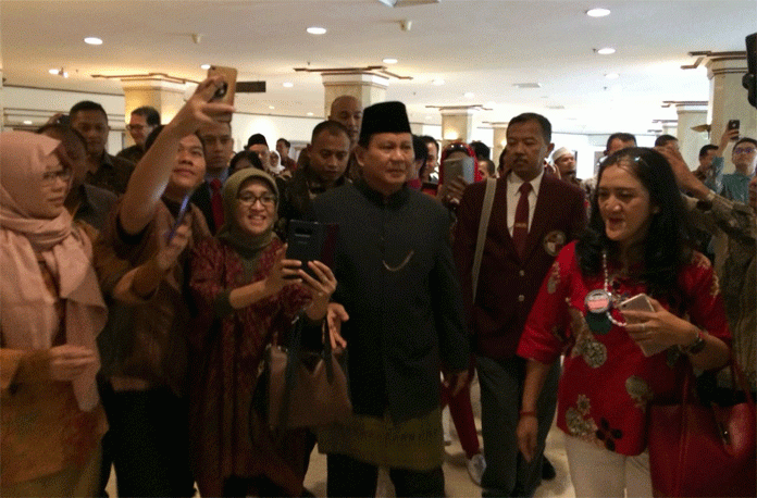 DIKERUBUTI IBU-IBU: Prabowo Subianto menjadi perhatian para ibu. (foto: ist)
