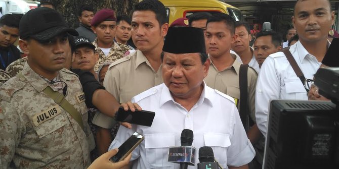 PERNYATAAN: Prabowo Subianto di antara para pekerja pers. (foto: dok ngopibareng.id)