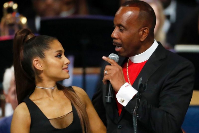 Ariana Grande dan Bishop Charles H Ellis III saat upacara pemakaman penyanyi senior Aretha Franklin. Foto: GETTY IMAGE.