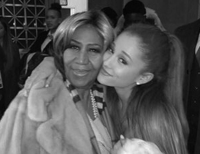 Foto kenangan Ariana Grande dengan seniornya, mendiang Aretha Franklin.
