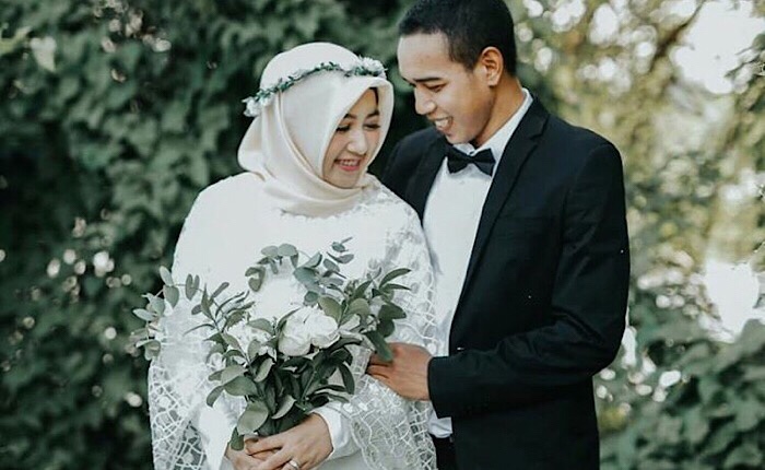 Pasangan Misbakus Solikin dan Devina  Ferling sah sebagai suami istri. Foto: IG/dferling.