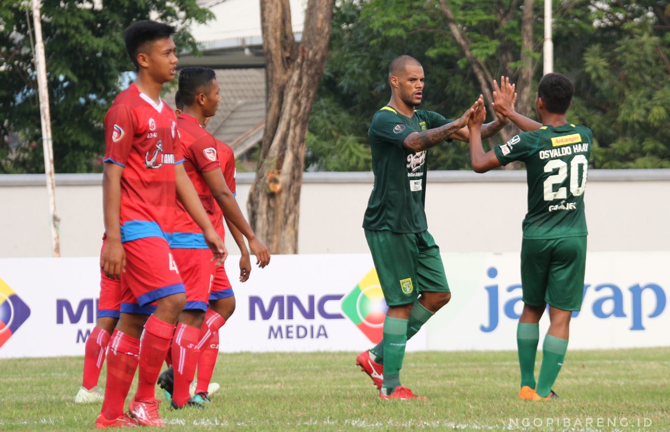 Stiker Persebaya, David da Silva usai mencetak gol keempatnya ke gawang PSBI Blitar, Minggu 2 Septemer 2018. (foto: Haris/ngopibareng)