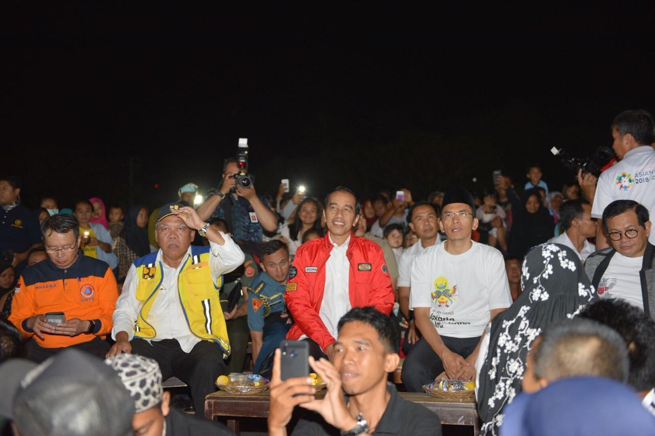 Presiden Jokowi nobar Gubernur TGB, Seskab Pramono Anung dan Menteri PUPR Basuki Hadimuljono Closing Ceremony Asian Games di lokasi pengungsian korban gempa Lombok, NTB, Minggu 2 September 2018.