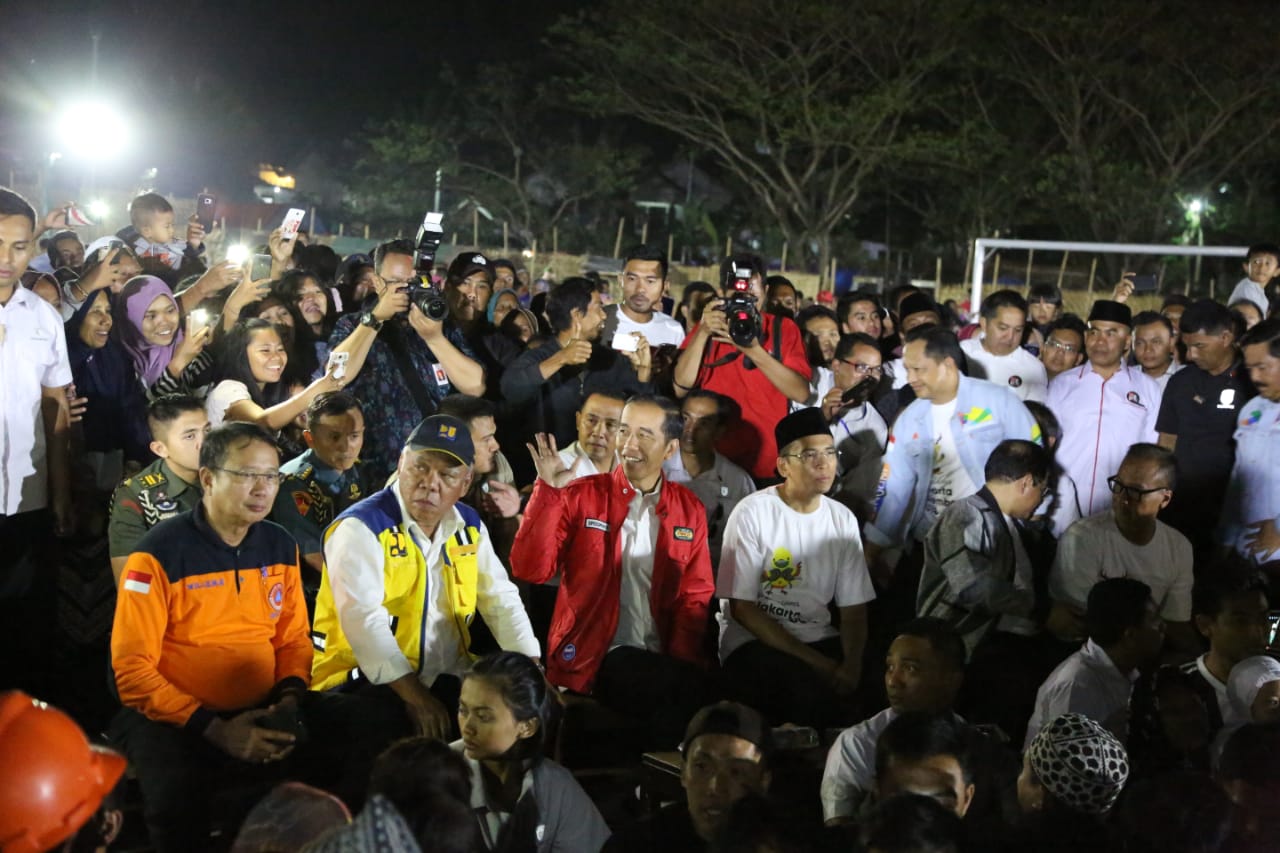 Presiden Joko Widodo saat bersama pengungsi gempa Lombok (2/9). Foto : BNPB