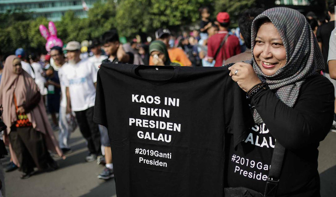 Gerakan #2019GantiPresiden masif digencarkan di media sosial. Para pedagang pun mencium peluang bisnis dari penjualan atribut tersebut. (Foto: liputan6.com)