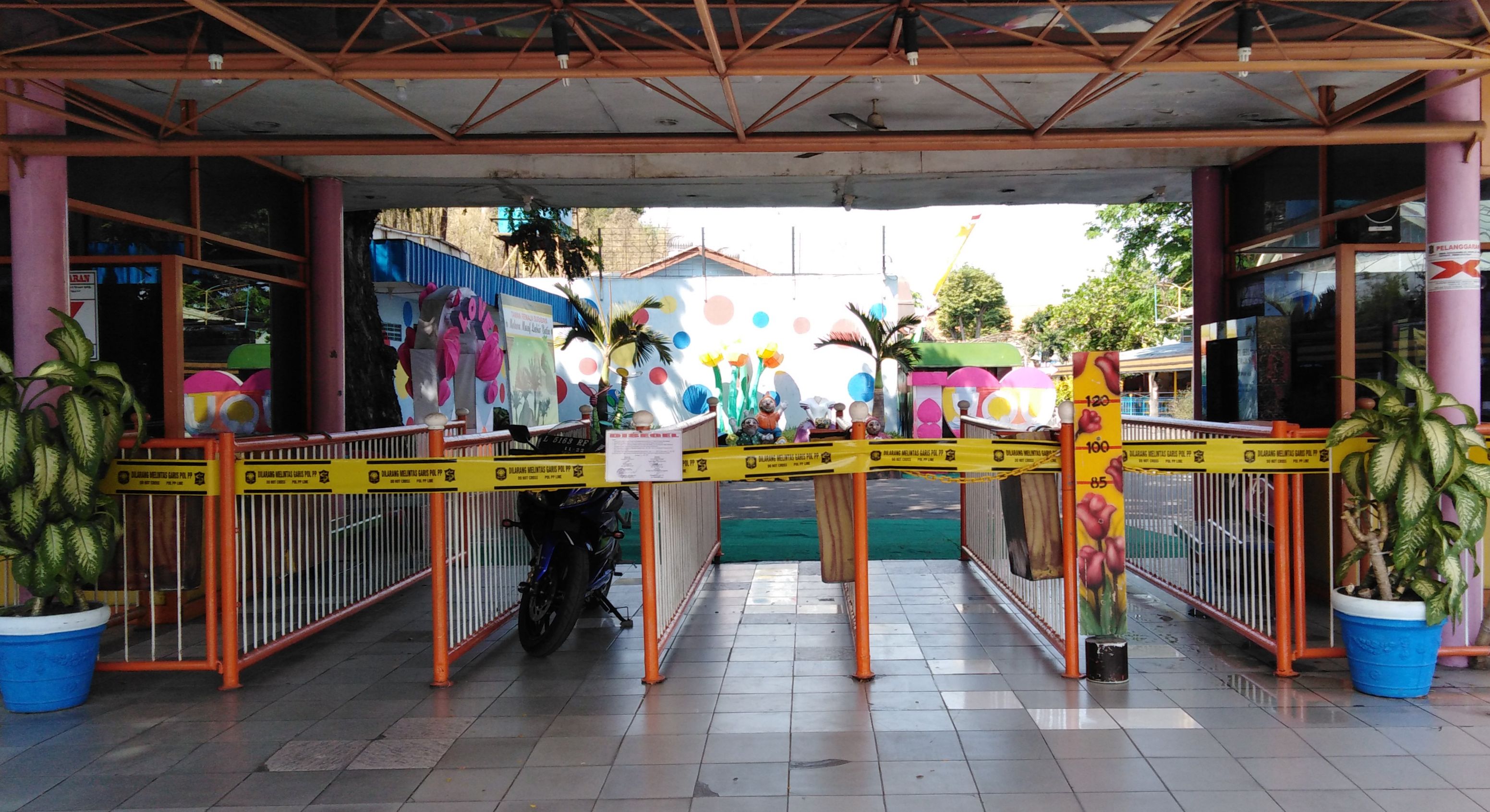 Pintu masuk Taman Remaja Surabaya. (Foto: farid/ngopibareng.id) 