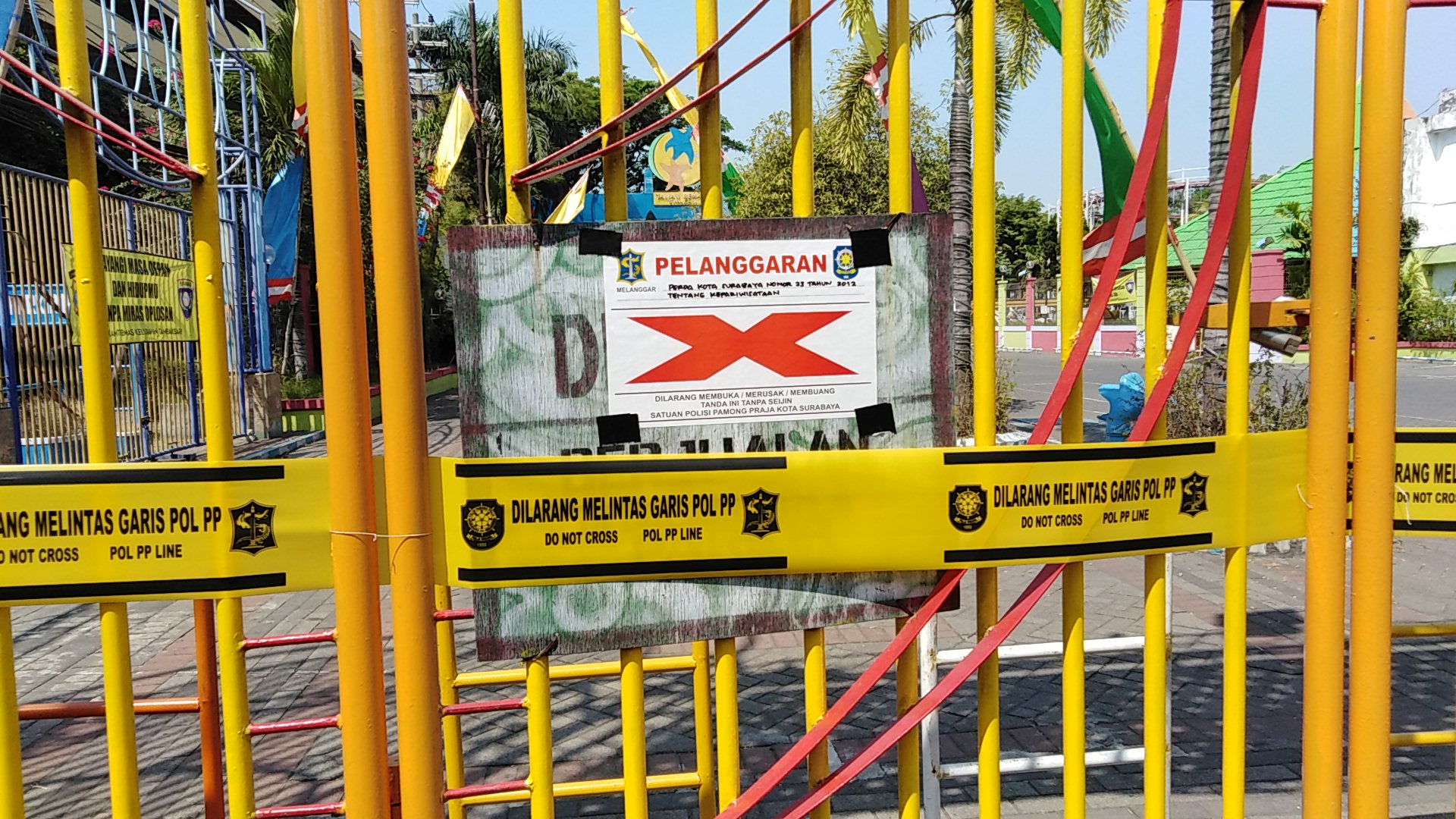 Gerbang depan TRS yang disegel Pemkot Surabaya. (Foto: farid/ngopibareng.id) 