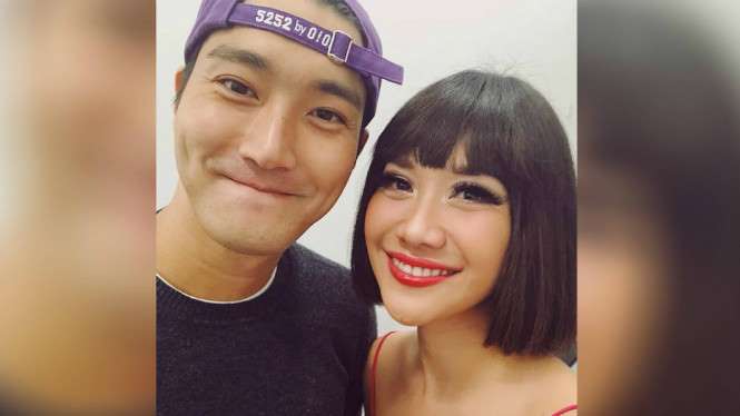 Bunga Citra Lestari (BCL) pose bersama Siwon dari Super Junior. Foto: IG/bclsinclair.