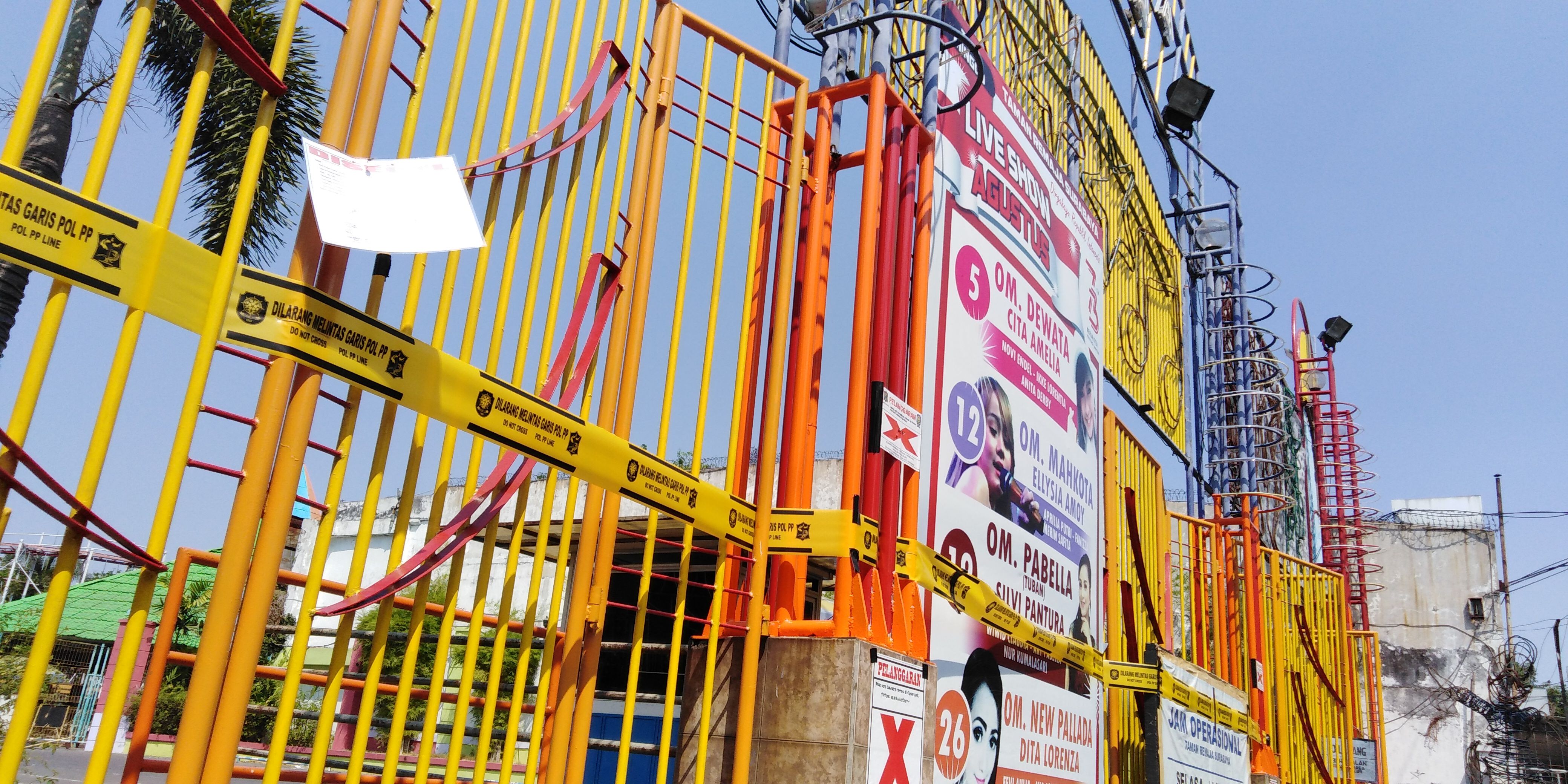 Pintu gerbang utama TRS, nampak disegel oleh Pemkot Surabaya. (Foto: farid/ngopibareng.id) 