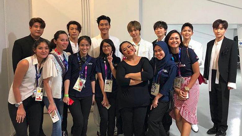 Tike Priatnakusumah (tiga dari kanan) foto bersama Super Junior. Foto: IG/tikeprie.