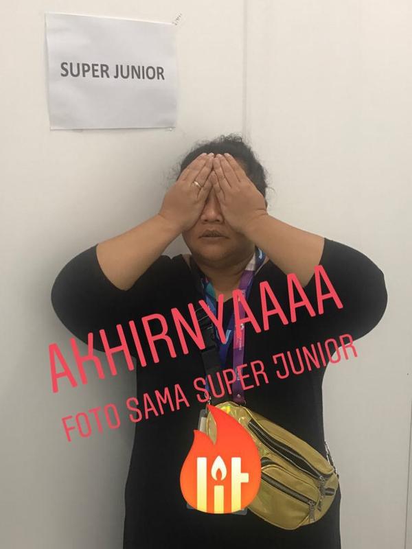 Tike sempat putus asa menunggu bisa foto bareng idola. Alhasil, ia foto dulu bareng pintu ruang makeup Super Junior. Foto: IG/tikeprie.