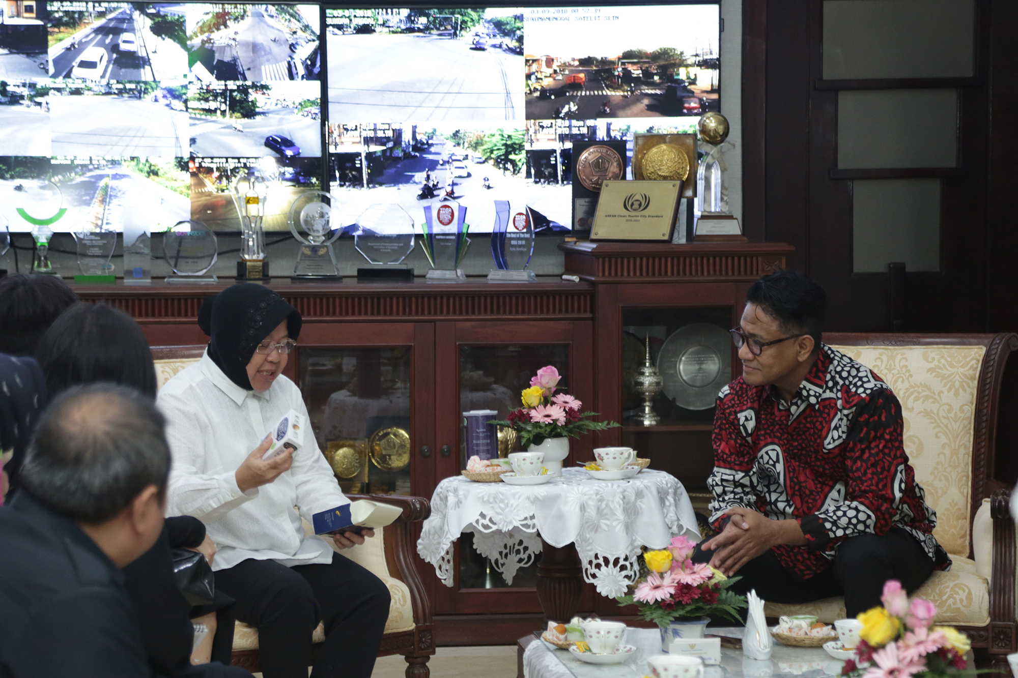 Risma menerima kunjungan Andre Hehanusa di ruang kerja Balai Kota, Senin, 3 September 2018.