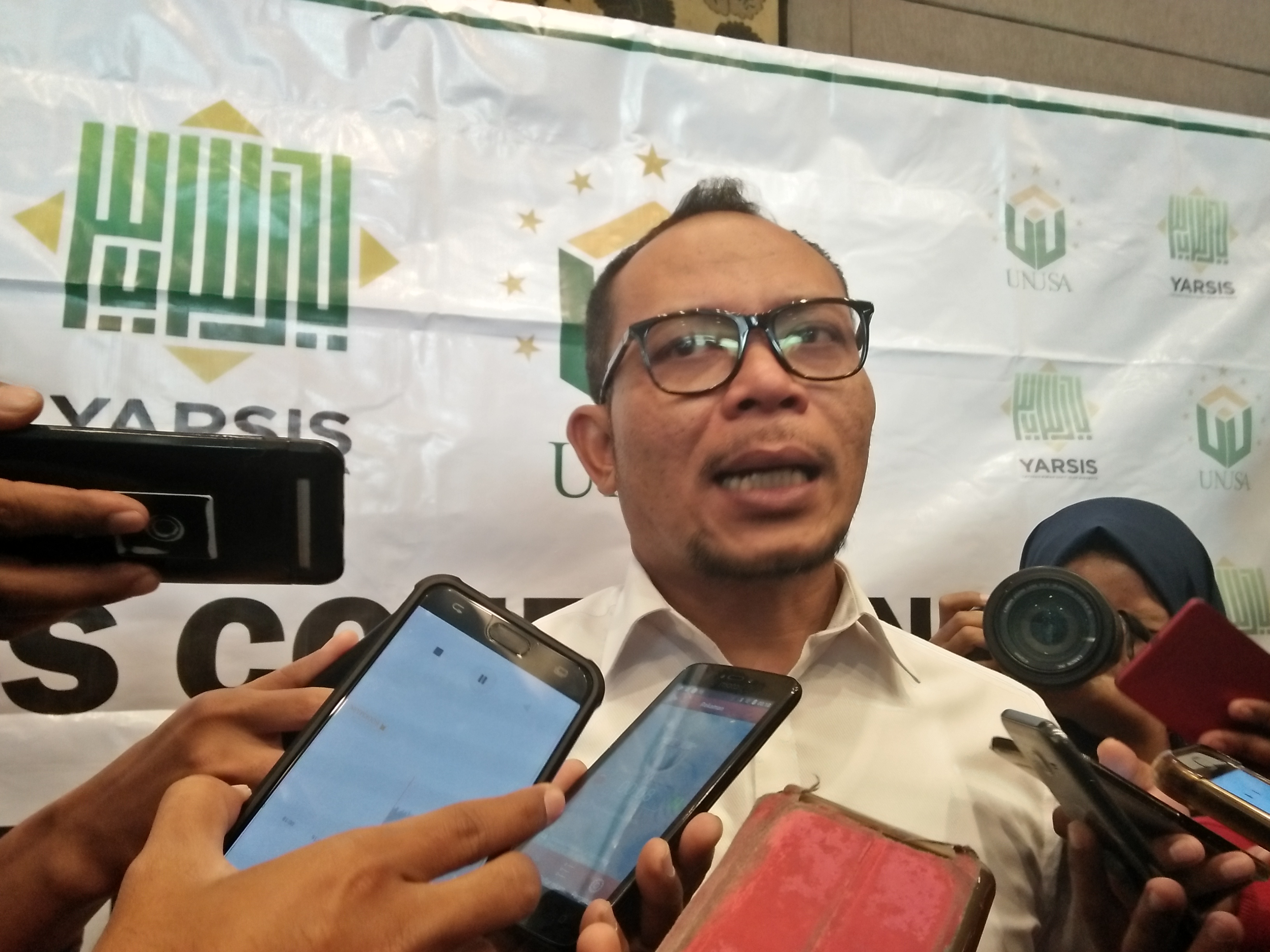 Menteri Tenaga Kerja, Hanif Dhakiri usai menghadiri pengukuhan mahasiswa baru Universitas Nahdlatul Ulama Surabaya (Unusa) pada Senin, 3 September 2018. Foto: Amanah/ngopibareng.id