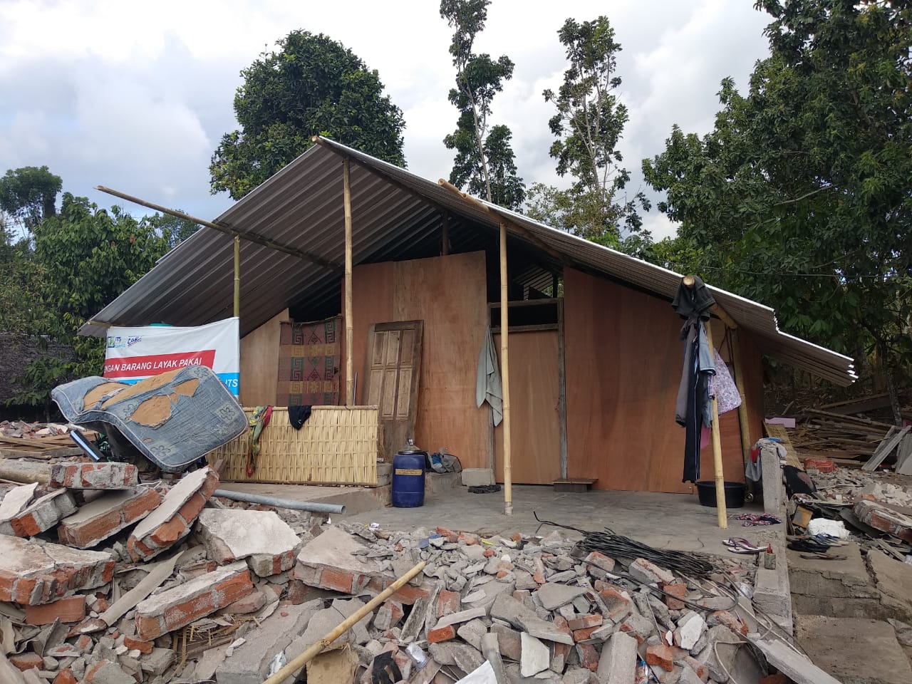 Huntara yang hampir selesai pembangunannya untuk korban gempa di Lombok.