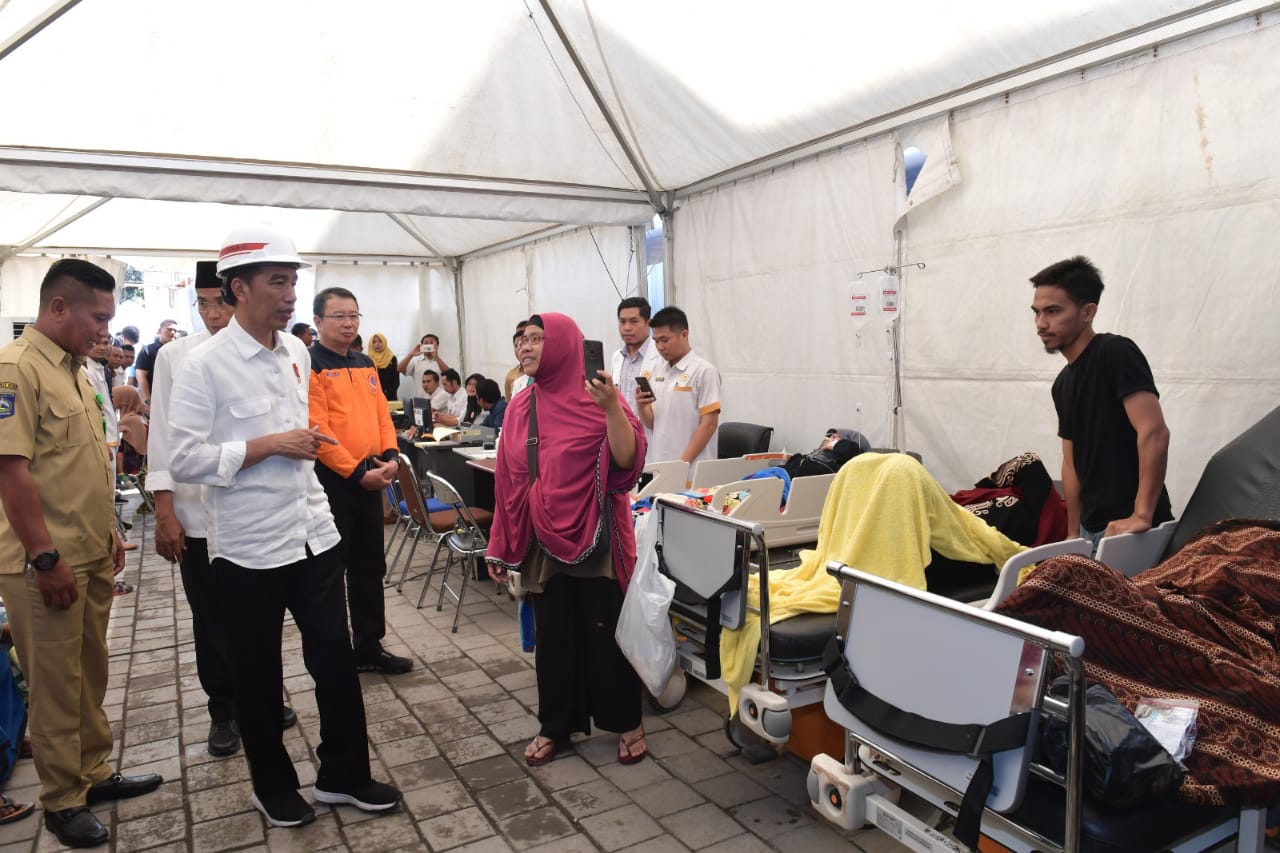Selain mengunjung pembangunan rumah sakit, Presiden Jokowi juga bertemu beberapa pasien rumah sakit. 