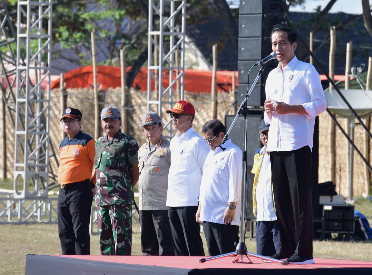 Presiden Joko Widodo saat memimpin Apel Siaga NTB Bangun Kembali di Lapangan Bola Gunung Sari, Kecamatan Gunung Sari, Lombok Barat, NTB, Senin, 3 September 2018. (Foto: Deputi pers dan media sekretariat presiden)