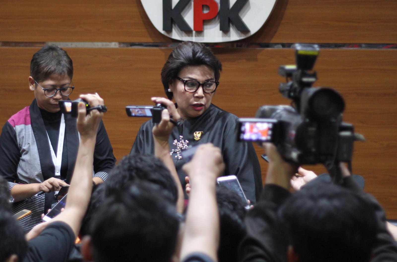 Wakil Ketua KPK Basaria Panjaitan (kanan) didampingi Kepala Bagian Pemberitaan dan Publikasi KPK Yuyuk Adrianti Riska (kiri), memberikan keterangan pers terkait penetapan tersangka kasus suap DPRD Kota Malang di Gedung KPK, Jakarta, Senin, 3 September 2018. KPK menetapkan 22 anggota DPRD Kota Malang sebagai tersangka, karena diduga terlibat dalam kasus dugaan suap dan gratifikasi terkait pembahasan APBD-P Pemerintah Kota Malang. (Foto: Yulius Satria Wijaya/Antara)