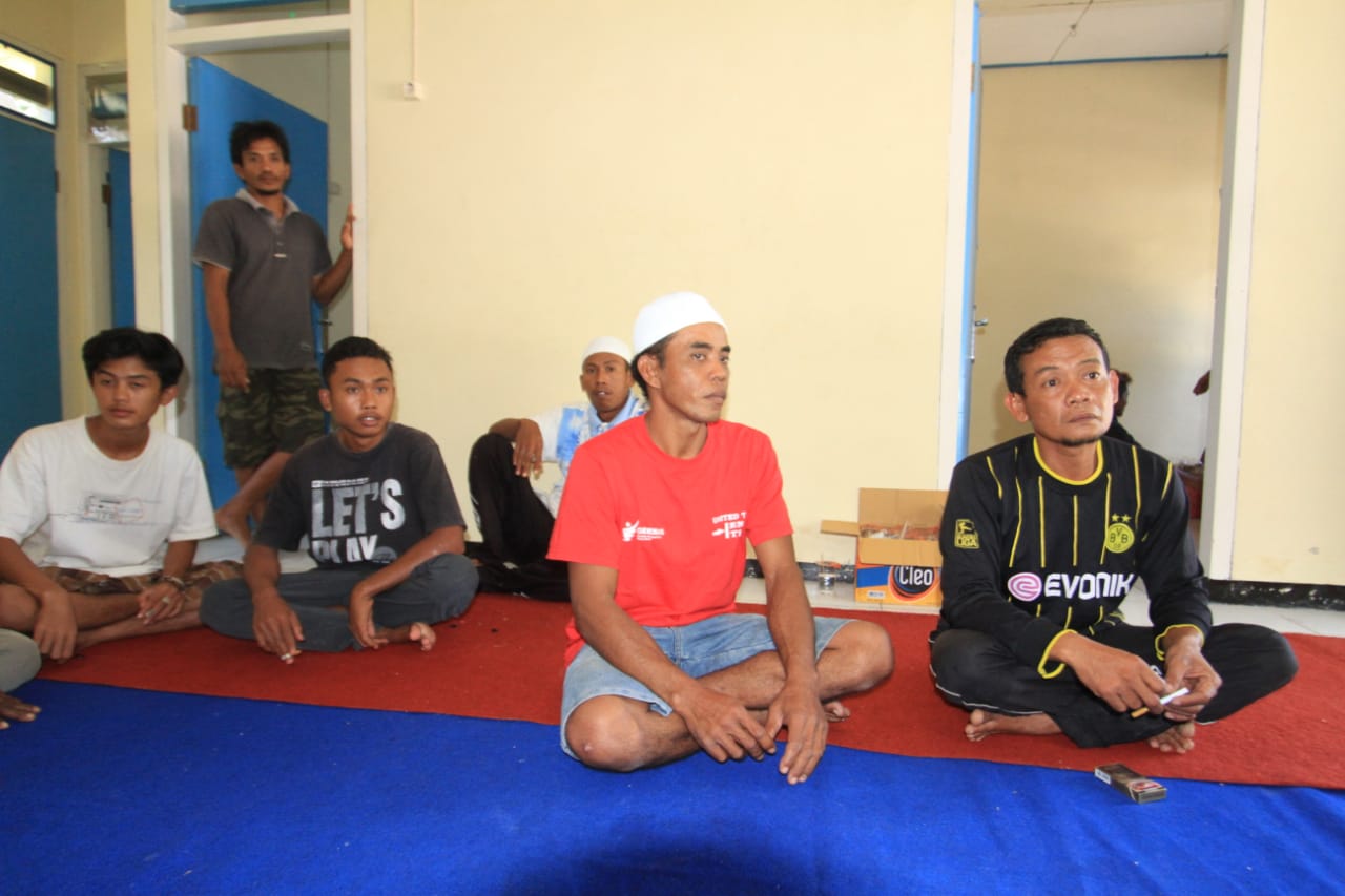 Para penumpang KLM Wahyu Ilahi 02 yang ditampung di Stasiun Radiio Pantai, KSOP Probolinggo. (Foto: Ikhsan/ngopibareng.id)